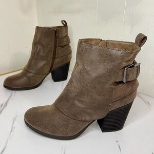 American Rag Cie Lilah Taupe Ankle Booties 8.5 Block Heel Moto Edgy Silhouette.